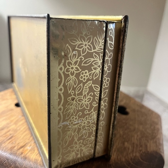 Vintage Floral Tin Box with Elegant Lady Design - Picture 7 of 9